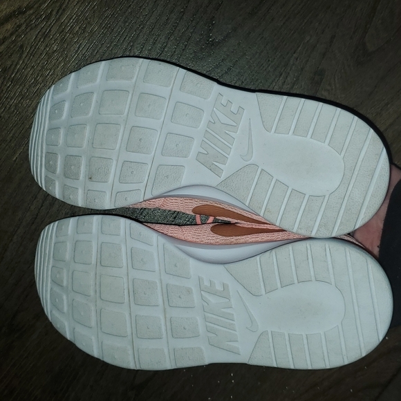 Nike Rosche Run Tennis Shoes 6.5Y (Youth) or 8-8.5W (Women's) - Picture 8 of 8